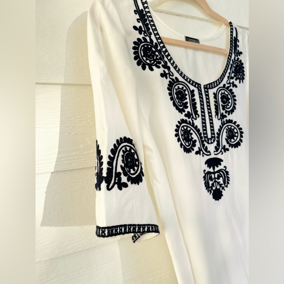 White tunic top from France with navy embroidered detailing. Size small - Picture 4 of 4